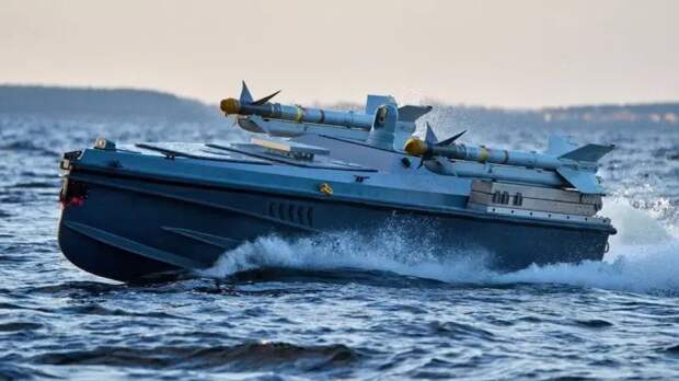 Появились кадры охоты Су-30СМ ВКС РФ за БЭКами ВСУ в Черном море на малой высоте