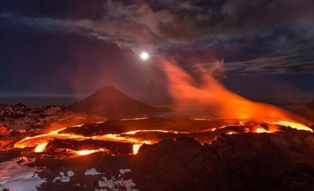 Захватывающие фотографии извержения вулкана Толбачик