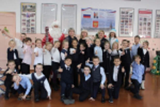 В Еврейской автономной области полицейский Дед Мороз побывал в гостях у учеников в школе № 8 г. Биробиджана и провел урок безопасности