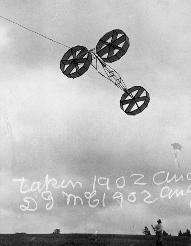 1902-1908 годы: Тетраэдрические воздушные змеи Александра Белла, похожие на НЛО