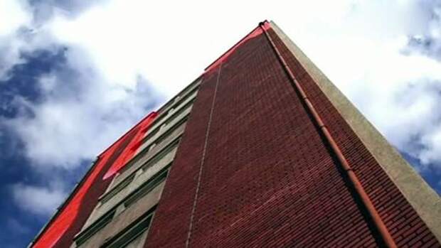 В Париже художники раскрасили старый 10 этажный дом