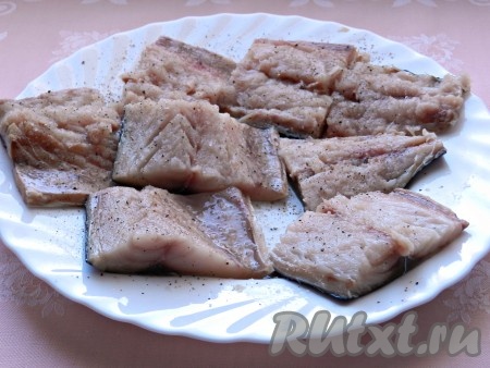 Разрезать каждую половинку рыбы на 4 части. Посолить и поперчить.
