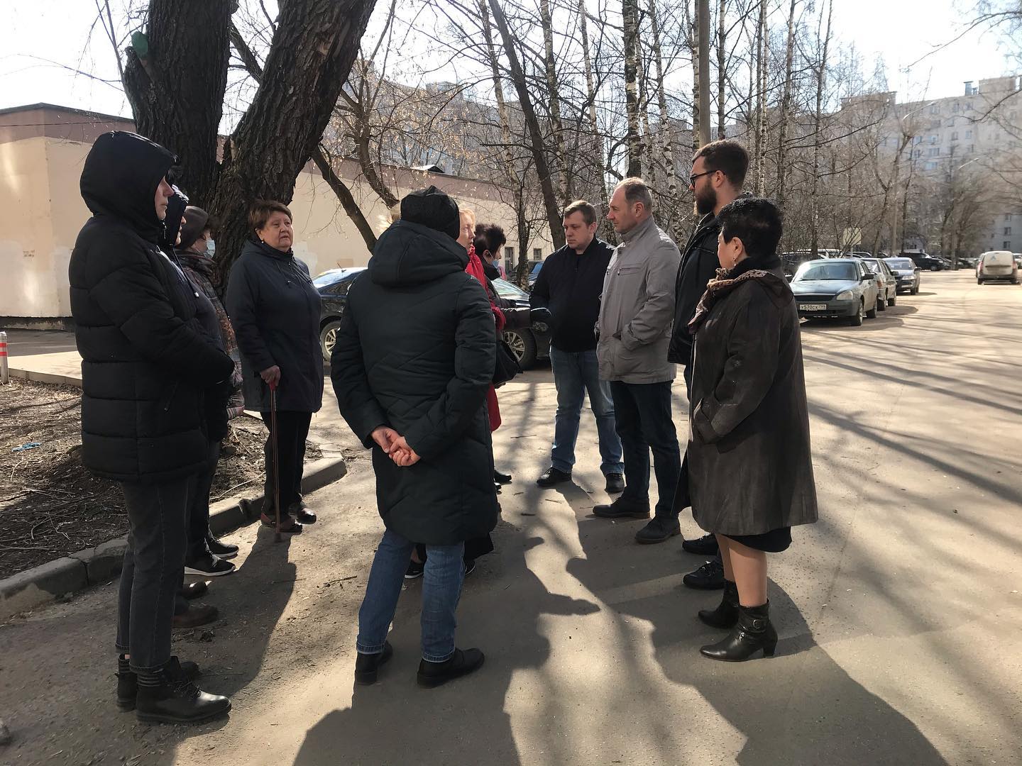 Возможно, это изображение (3 человека, люди стоят и на открытом воздухе)