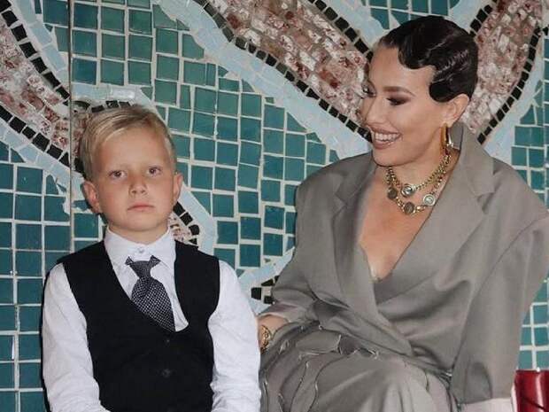 Сын Собчак усомнился в существовании Деда Мороза: «Олени толстые и не летают»