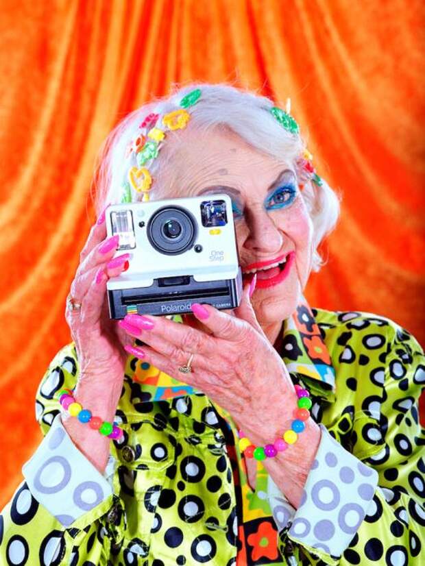 Яркие фотографии пожилых моделей с фотоаппаратом Polaroid. Яркие фотографии пожилых моделей с фотоаппаратом Polaroid.