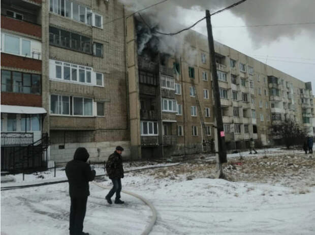 Пожар уничтожил три квартиры в пос. Цементный Невьянского района