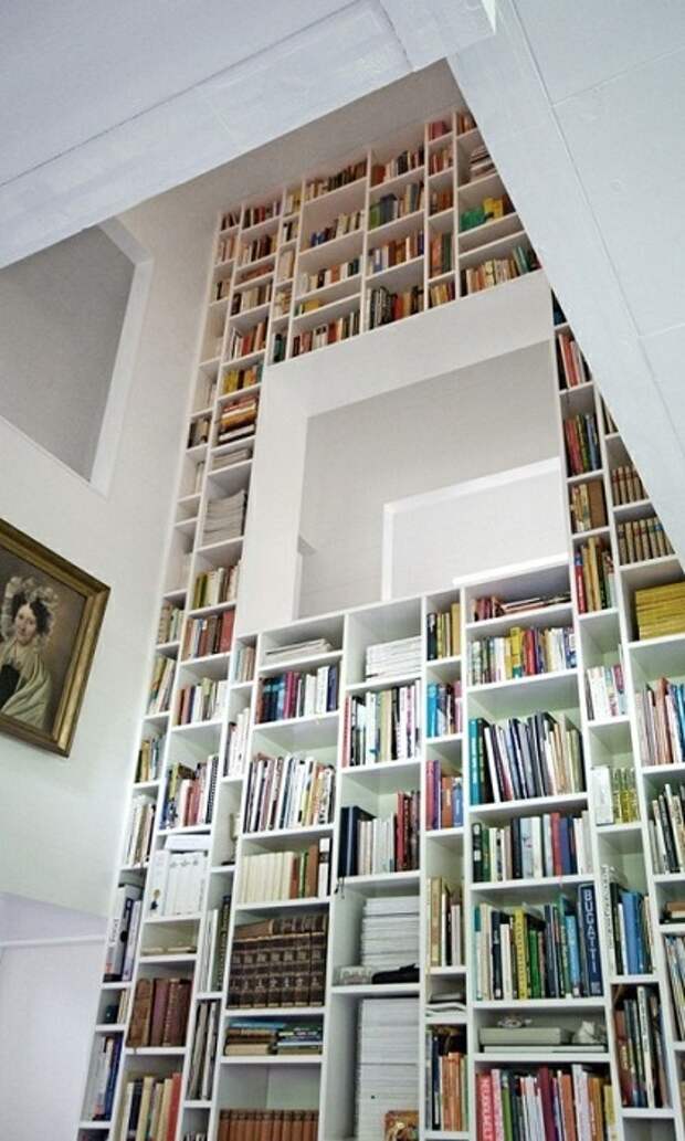 Бесконечно высокая комната с красивыми белоснежными полками усеянными литературой.