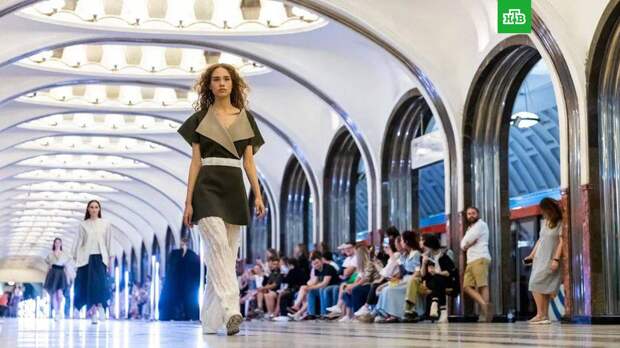 Модный показ прошел на станции столичного метро «Маяковская»