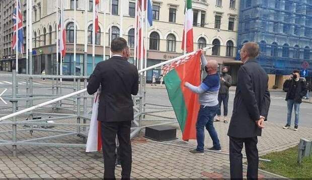 Снятие государственного флага Республики Беларусь в Риге