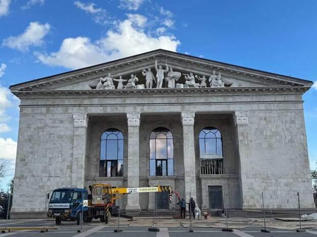 Восстановленный после освобождения осажденного нацистами города Мариупольский театр