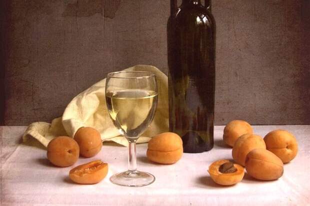 Вино из абрикосов прекрасно осветляется оклеиванием и имеет приятный соломенный цвет.