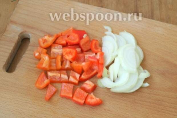 Нарезать крупным кубиком перец, а 0,5 луковицы — полукольцами.