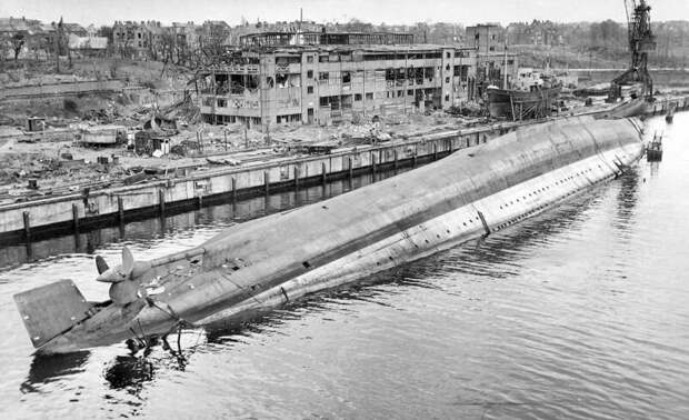 10 апреля 1945 года. Потопленный "Адмирал Шеер". Фото из открытого доступа.