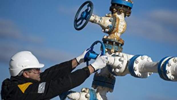 Сотрудники нефтедобывающего предприятия