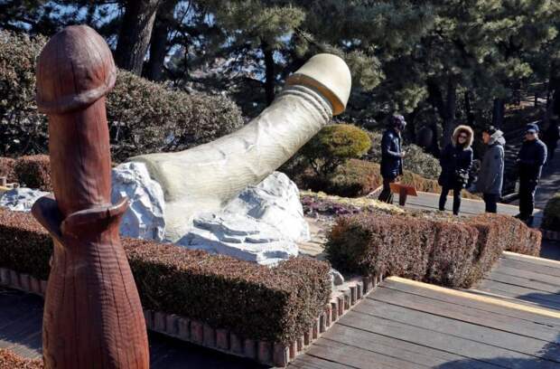 Гости Олимпиады ринулись в южнокорейский парк пенисов