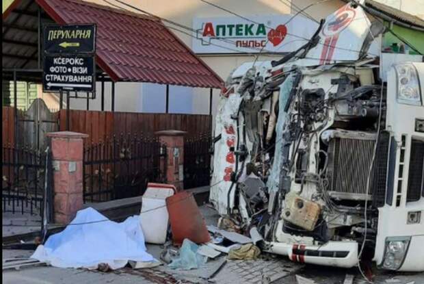 Во Львовской области фура протаранила магазин, есть погибшие
