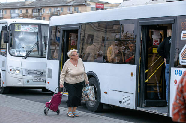 На поминальные дни в Симферополе запустят дополнительные автобусы к кладбищам: расписание