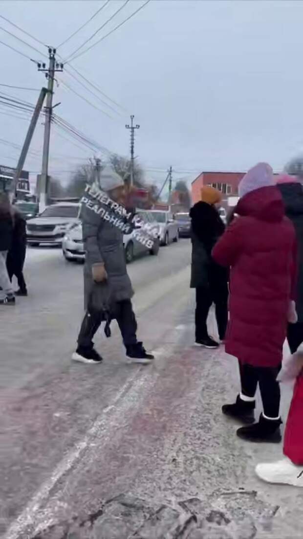 Киев бунтует! Город скован холодом и мраком: дороги перекрывают - движение встало