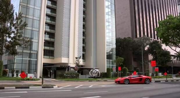 Автомобиль на балконе – необычная парковка в сингапурском небоскребе Hamilton Scotts