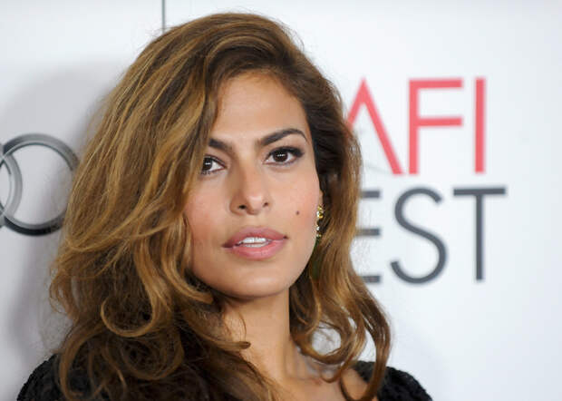 Actress Eva Mendes arrives at the Hollywood screening of her movie "Holy Motors" during AFI FEST in Los Angeles, California November 3, 2012. REUTERS/Gus Ruelas (UNITED STATES - Tags: ENTERTAINMENT HEADSHOT) - RTR39YTM