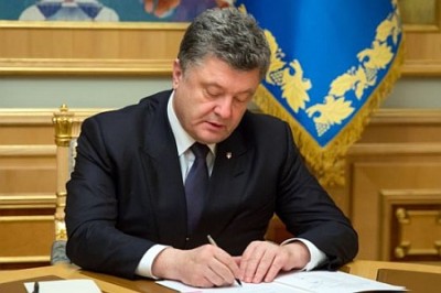 Порошенко  развязывает войну: президент подписал закон о Военном положении