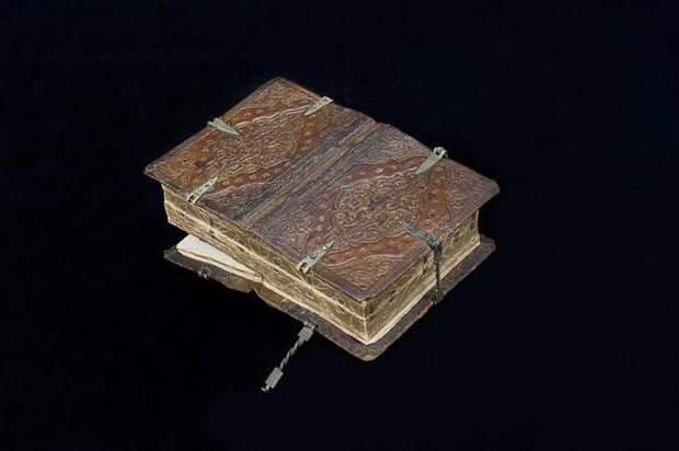 старая книга открывается со всех сторон, шесть книг в одной, 6 книг в 1, книга-трансформер, книга металлические застежки