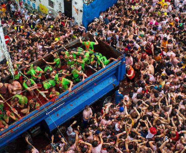 Помидорные бои La Tomatina 2013