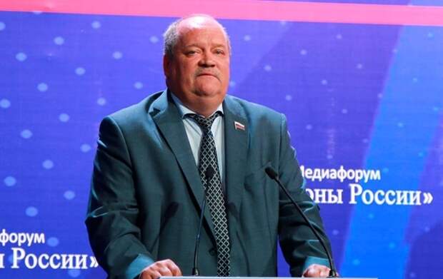 Юмор: Застрял в люке. Российского депутата несколько часов вытаскивали из танка