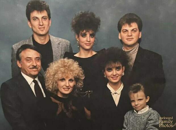 4. "Мама, папа, брат, сестра с мужем, я и мой сын-демон. Фото из 80-х... Страшной мы были компашкой" 4. "Мама, папа, брат, сестра с мужем, я и мой сын-демон. Фото из 80-х... Страшной мы были компашкой"