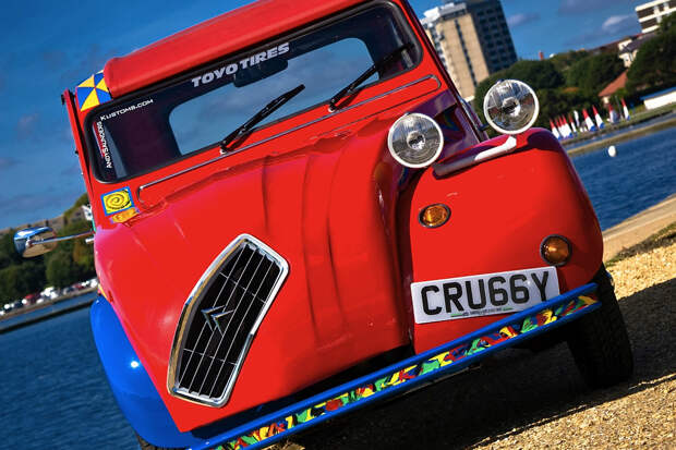 Citroen 2CV by Andy Saunders