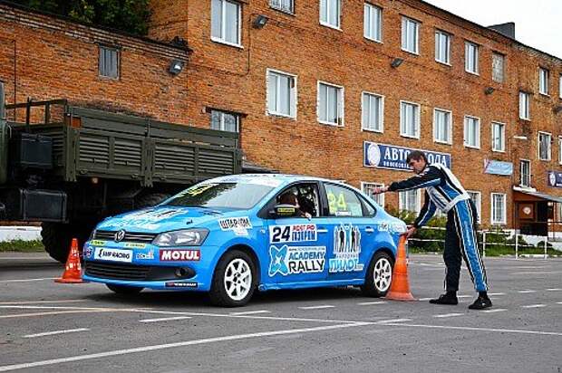 Выпускник автошколы сможет сдать экзамен на гоночном Polo: органы управления стандартные, а усилия и отклики на них абсолютно прозрачны.