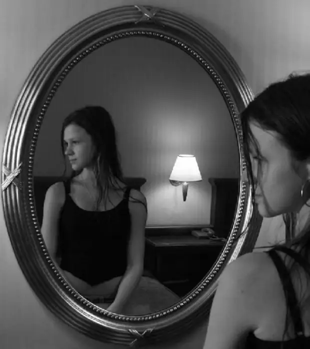 Бывшая уходит второй раз. Фотосессия с зеркалом. Отражение в зеркале. Девушка в зеркале. Перед зеркалом.