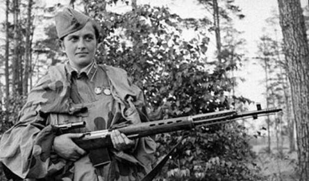 Проверка Даже после того, как Павличенко представила свой сертификат стрелка и значок ОСАВИАХИМ, ей не хотели верить. Чиновники просто не видели в действующей армии девушек и поэтому старались всеми силами перевести Людмилу на службу в Красный Крест. В конце концов, девушке предложили пройти очень непростую проверку, предложив ей застрелить двух румынских солдат, работавших на немцев. Двумя патронами спустя, Людмила была зачислена в ряды 25-ой Чапаевской стрелковой дивизии.