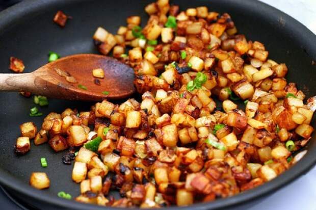 Жареный картофель с луком Жареный картофель с луком