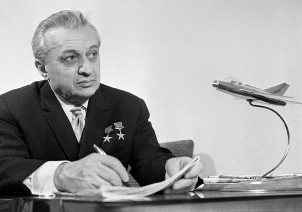 Советский авиаконструктор, дважды Герой Социалистического Труда Артем Микоян в своем рабочем кабинете