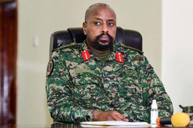 В Уганде пообещали арестовать мужчин, встающих на колено во время предложения