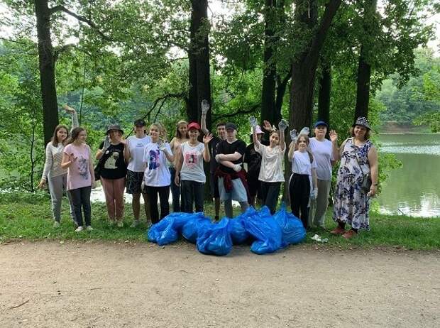 Юные волонтеры очистили от мусора берега Верхнего Кузьминского пруда