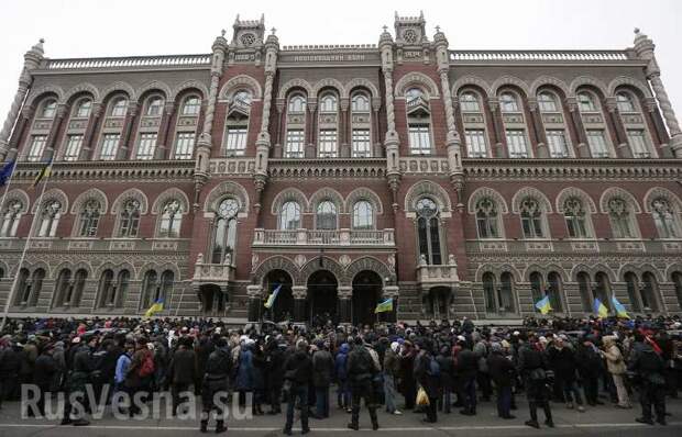 Полиция силой разогнала протестующих у Нацбанка Украины, есть пострадавшие (ВИДЕО) | Русская весна