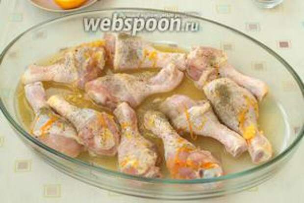 В форму для запекания выложить произвольно курицу вместе с маринадом.