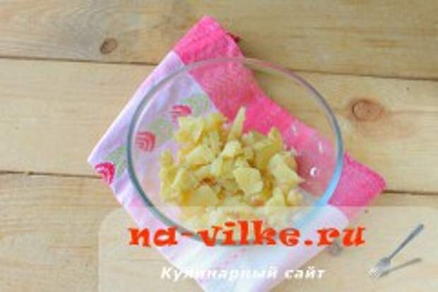 Салат с курицей и маринованными шампиньонами