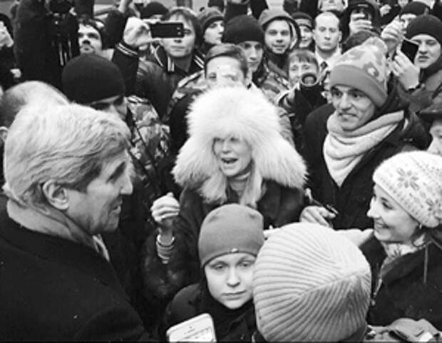 Джон Керри с охотой пообщался с людьми на Старом Арбате