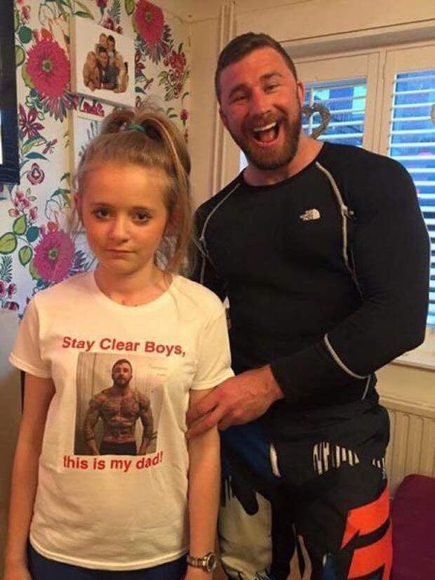 Папа сделал своей дочери футболку, чтобы мальчики держались от неё подальше
