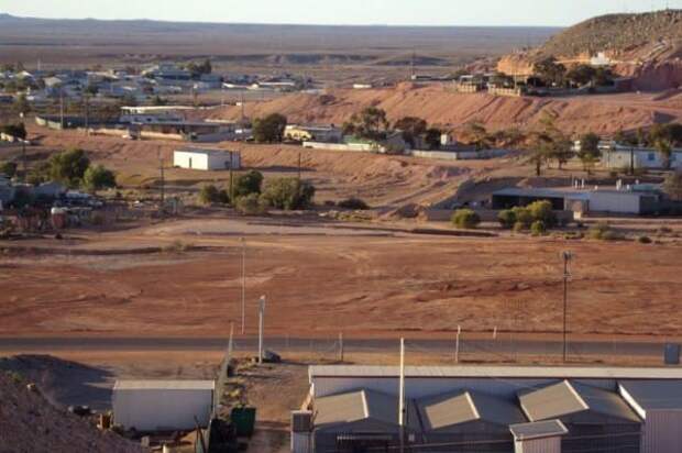 На раскалённых красных равнинах южной Австралии расположился загадочный городок под названием Кубер Педи. история, прикол