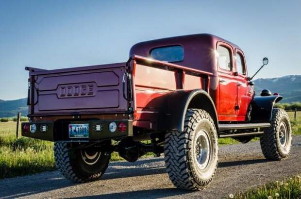 Крутой 70-летний Dodge Power Wagon с мощным двигателем