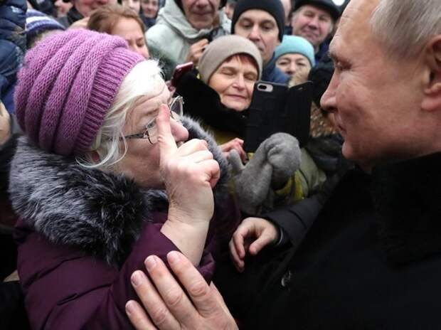 На Путина в Петербурге набросилась визгливая старушка