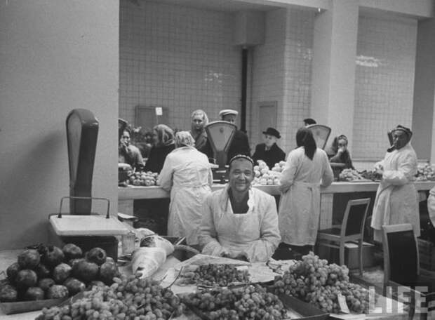 Торговец фруктами на центральном московском рынке. СССР, Москва, 1961 год.