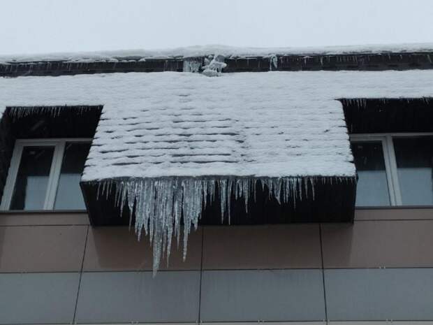 Ребенок попал в больницу из-за падения наледи с крыши: возбуждено уголовное дело
