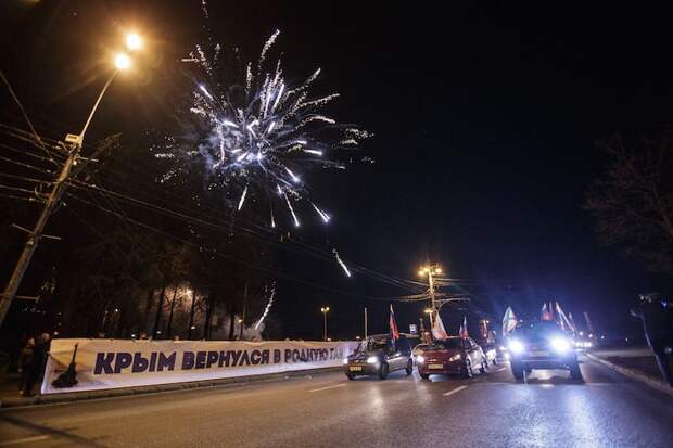 Активисты растянули плакат с надписью: «Крым вернулся в родную гавань» и пустили в небо праздничный салют. авто, история, факты