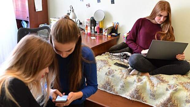 Девушки проводят время в интернете Девушки проводят время в интернете