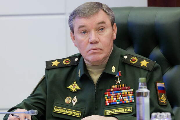 Одно из самых обсуждаемых событий последних дней: отставка Сергея Шойгу и назначение на должность министра обороны РФ Андрея Белоусова.-12
